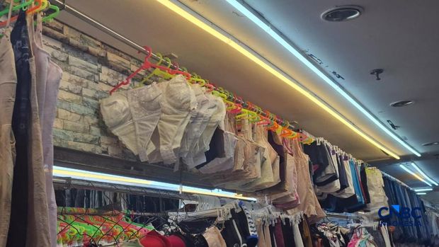 Lingerie bekas asal Korsel dan Jepang marak di Pasar Senen, Senin (9/3/2026). (CNBC Indonesia/Chandra Dwi Pranata)