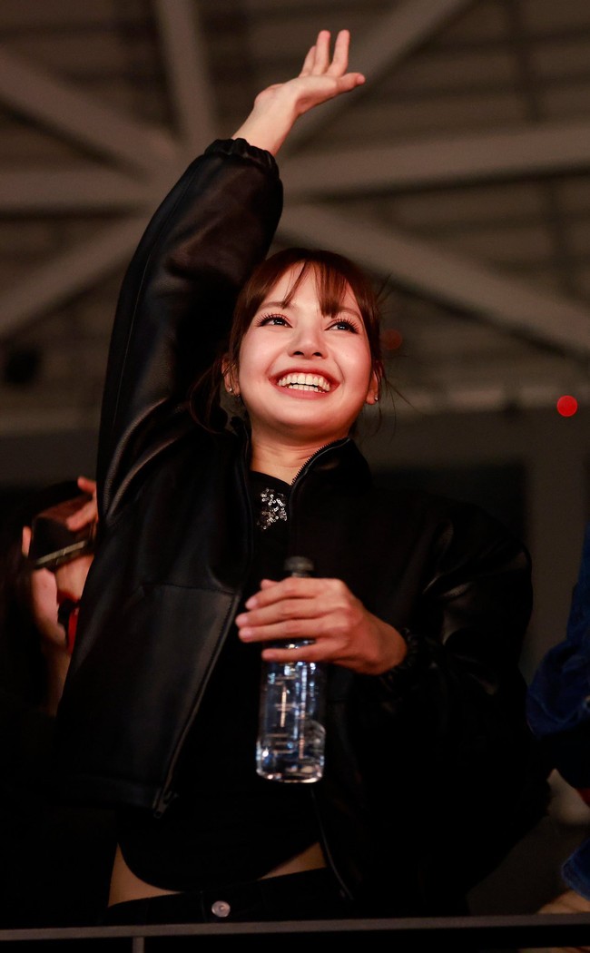 Lisa BLACKPINK tampak berada di tengah kerumunan penggemar yang menonton konser eksklusif Bad Bunny di Tokyo, Jepang. Foto: dok. X