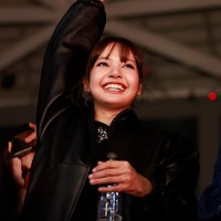 Lisa BLACKPINK tampak berada di tengah kerumunan penggemar yang menonton konser eksklusif Bad Bunny di Tokyo, Jepang. Foto: dok. X