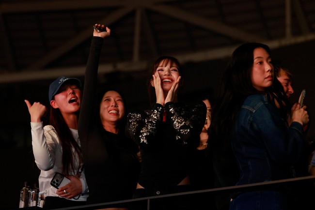 Jika biasanya tampil dengan gaya glamor di panggung dan event fashion, kini Lisa BLACKPINK memilih bergaya casual dan boyish. Foto: dok. X