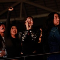 Jika biasanya tampil dengan gaya glamor di panggung dan event fashion, kini Lisa BLACKPINK memilih bergaya casual dan boyish. Foto: dok. X