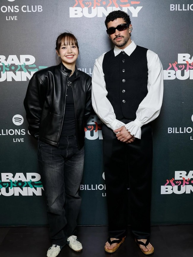 Interaksi Lisa BLACKPINK dan Bad Bunny pun turut menjadi sorotan penggemar. Keduanya berfoto bersama setelah konser selesai. Foto: dok. X