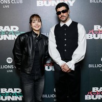 Interaksi Lisa BLACKPINK dan Bad Bunny pun turut menjadi sorotan penggemar. Keduanya berfoto bersama setelah konser selesai. Foto: dok. X