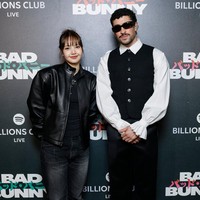 7 Gaya Lisa BLACKPINK Jadi Tamu VIP Konser Bad Bunny di Jepang