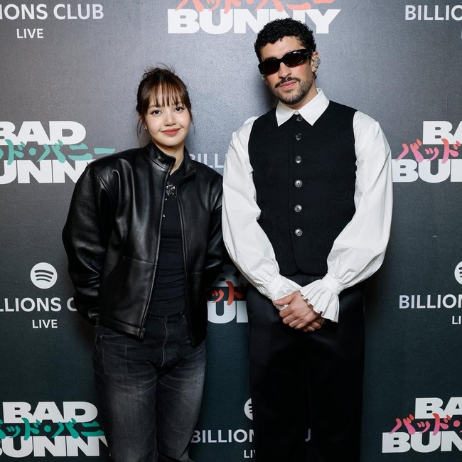 7 Gaya Lisa BLACKPINK Jadi Tamu VIP Konser Bad Bunny di Jepang