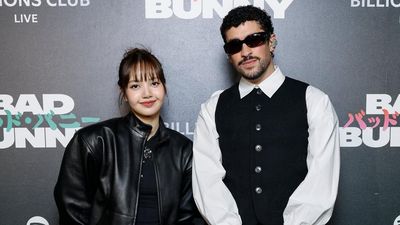 7 Gaya Lisa BLACKPINK Jadi Tamu VIP Konser Bad Bunny di Jepang