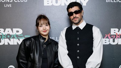 7 Gaya Lisa BLACKPINK Jadi Tamu VIP Konser Bad Bunny di Jepang