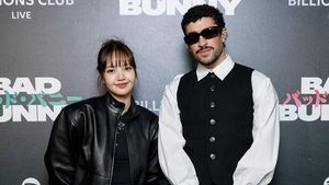 7 Gaya Lisa BLACKPINK Jadi Tamu VIP Konser Bad Bunny di Jepang