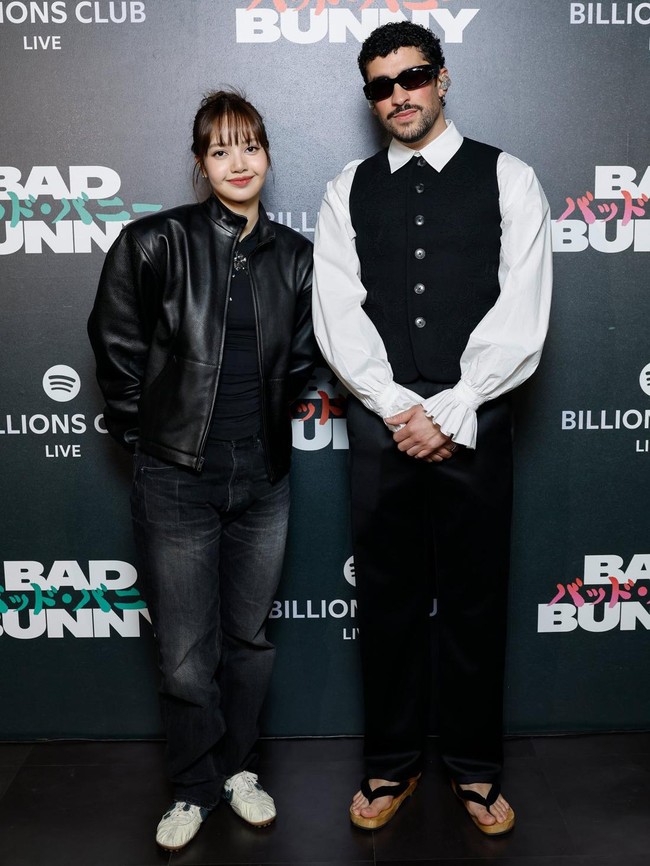 7 Gaya Lisa BLACKPINK Jadi Tamu VIP Konser Bad Bunny di Jepang