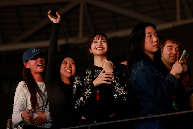 Sepanjang acara, Lisa BLACKPINK ikut berjoget menikmati penampilan Bad Bunny. Ia menjadi personel kedua BLACKPINK yang bertemu musisi asal Puerto Rico itu setelah Rose. Foto: dok. X