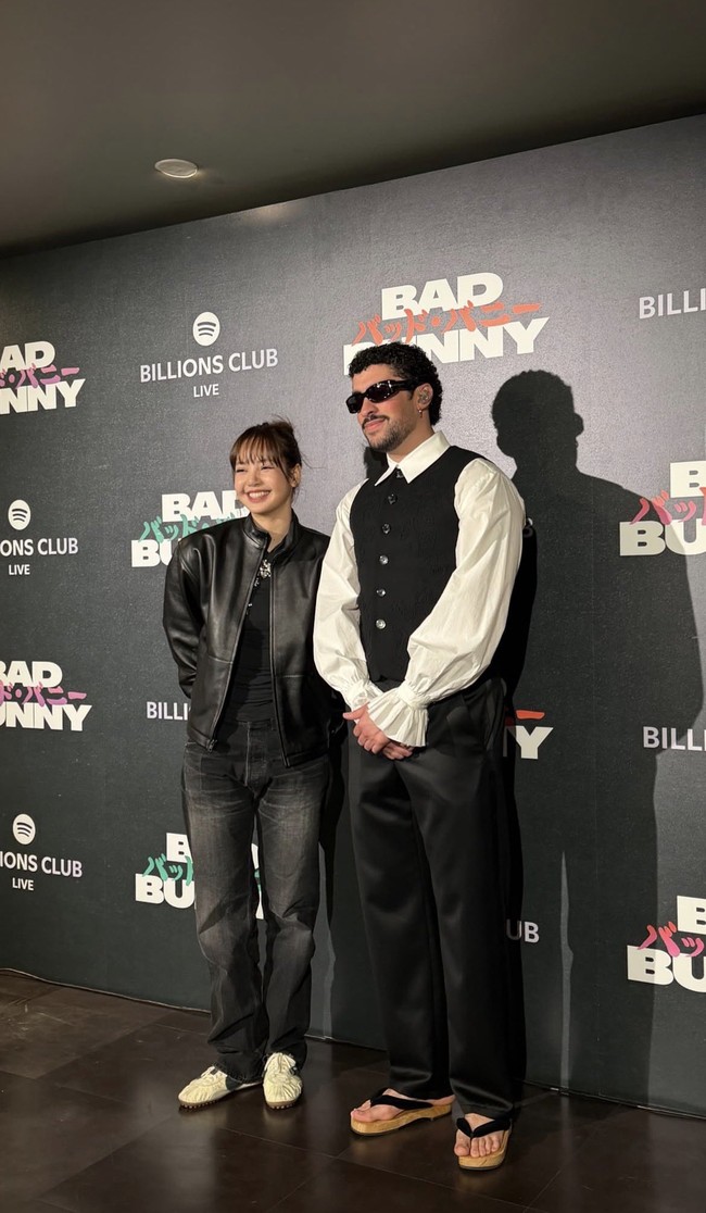 Pelantun Rockstar itu terlihat mengenakan koleksi hoodie hitam bermotif floral dari KITH yang dipadukan dengan Boyfriend Denim dan CELINE serta sneakers putih Jacquemus. Foto: dok. X