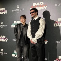 Pelantun Rockstar itu terlihat mengenakan koleksi hoodie hitam bermotif floral dari KITH yang dipadukan dengan Boyfriend Denim dan CELINE serta sneakers putih Jacquemus. Foto: dok. X