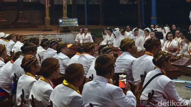 Suasana kirab malam selikuran PB XIV Purbaya, di Keraton Kasunanan Surakarta, Senin (9/3/2026).