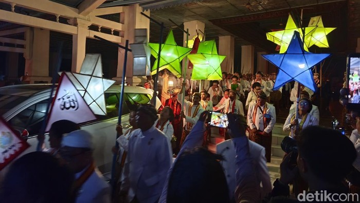 Rintik hujan mewarnai kirab malam selikuran di Keraton Kasunanan Surakarta Paku Buwono (PB) XIV Purbaya. 