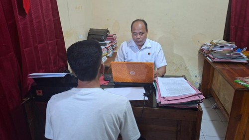 Mantan Kades Oelunggu, Kecamatan Lobalain, Rote Ndao, NTT, Jhon Baidenggan, saat diperiksa polisi, Senin (9/3/2026). (Dok. Polres Rote Ndao)