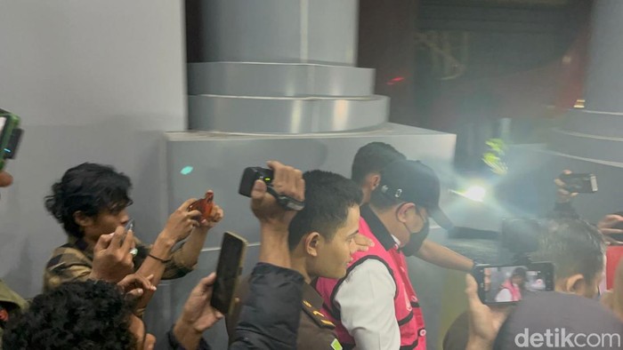 Mantan Pj Gubernur Sulsel Bahtiar Baharuddin ditetapkan sebagai tersangka kasus dugaan korupsi pengadaan bibit nanas senilai Rp 60 miliar tahun anggaran 2024.