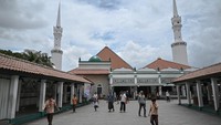 Di kompleks masjid juga terdapat makam Habib Husein yang sering diziarahi masyarakat dari berbagai daerah. ANTARA FOTO/Fauzan