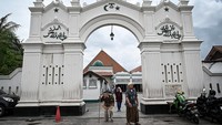 Masjid tersebut didirikan pada 1739 oleh ulama Habib Husein bin Abubakar Alaydrus. ANTARA FOTO/Fauzan