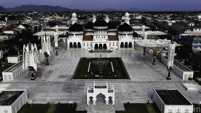 Sejumlah warga melintas di halaman Masjid Raya Baiturrahman, Banda Aceh, Aceh, Senin (9/3/2026).  Kementerian Kebudayaan menetapkan Masjid Raya Baiturrahman sebagai situs cagar budaya nasional melalui penyerahan sertifikat resmi pada 6 Maret 2026 berdasarkan nilai sejarah yang tinggi, arsitektur monumental, serta sebagai simbol ketangguhan masyarakat Aceh. ANTARA FOTO/Akramul Muslim/hma/tom.