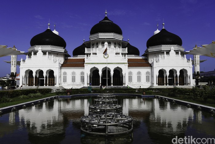 Sejumlah warga melintas di halaman Masjid Raya Baiturrahman, Banda Aceh, Aceh, Senin (9/3/2026).  Kementerian Kebudayaan menetapkan Masjid Raya Baiturrahman sebagai situs cagar budaya nasional melalui penyerahan sertifikat resmi pada 6 Maret 2026 berdasarkan nilai sejarah yang tinggi, arsitektur monumental, serta sebagai simbol ketangguhan masyarakat Aceh. ANTARA FOTO/Akramul Muslim/hma/tom.