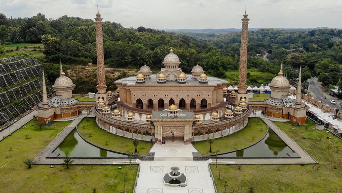 Pengunjung berjalan di serambi Masjid Samin Baitul Muttaqin, Bojonegoro, Jawa Timur, Selasa (3/3/2026). Masjid yang dibangun pemerintah setempat dengan anggaran senilai Rp113,45 miliar tersebut berada di ruas jalan nasional Ngawi - Bojonegoro dengan corak arsitektur khas Timur Tengah dan menjadi salah satu lokasi wisata yang ramai dikunjungi pada bulan Ramadhan. ANTARA FOTO/Muhammad Mada/wsj.