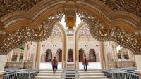 Arsitektur masjid mengusung corak Timur Tengah dengan kubah besar dan menara yang mencolok. ANTARA FOTO/Muhammad Mada