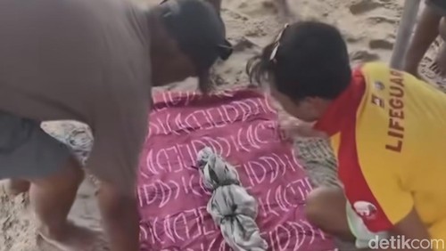 Mayat bayi terbungkus kain putih terdampar di Pantai Kuta, Minggu (8/3/2026).