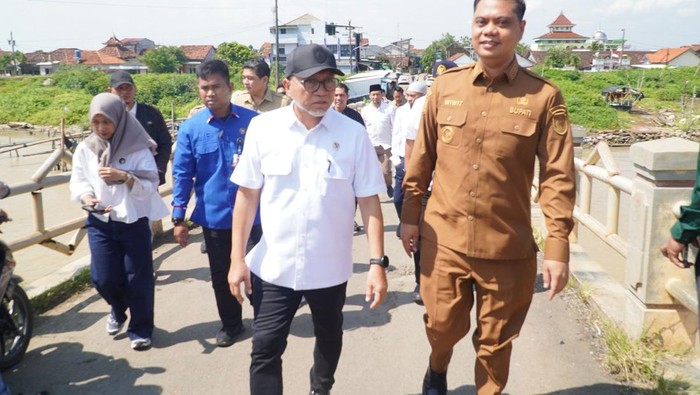 Menteri Koordinator Bidang Pangan Zulkifli Hasan (Zulhas) meninjau jembatan penghubung Demak - Jepara, di Desa Kedungmalang Kecamatan Kedung Kabupaten Jepara, Senin (9/3/2026).