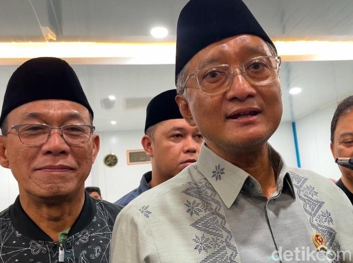 Menteri PU Dody Hanggodo usai sahur bersama dengan masyarakat di huntara Tapsel.