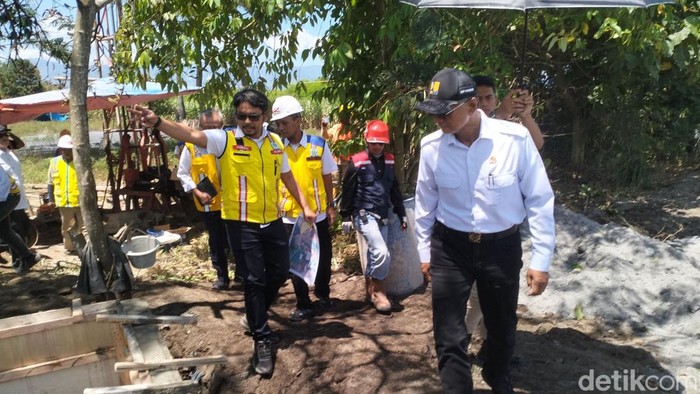 Menteri PU Dody Hanggodo meninjau sejumlah pekerjaan di lubang raksasa Aceh Tengah.