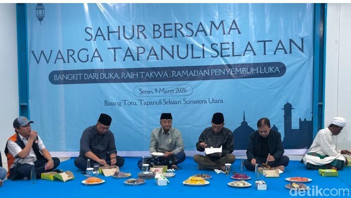 Menteri PU sahur bersama warga Tapsel korban banjir di Huntara. (Finta Rahyuni/detikSumut)