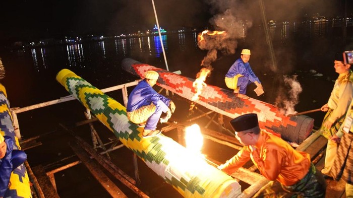 Meriam karbit dinyalakan sebagai tanda menyambut hari raya Idulfitri di Pontianak. (Prokopim Pontianak)