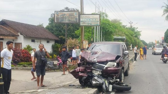 Mobil Toyota Kijang menabrak sepeda motor Honda Beat di kawasan Jligudan, Borobudur, Kabupaten Magelang, Senin (9/3/2027).