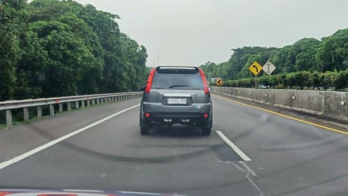 Mobil WN Pakistan yang sempat mogok di Tol Japek
