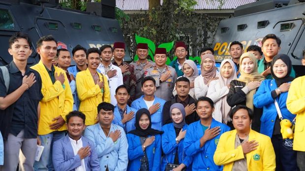 Momen Kapolda Riau Irjen Pol Herry Heryawan berpose bareng mahasiswa dan ojol dekat baracuda, Senin (9/3/2026).