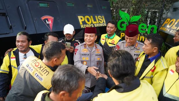 Momen Kapolda Riau Irjen Pol Herry Heryawan berpose bareng mahasiswa dan ojol dekat baracuda, Senin (9/3/2026).