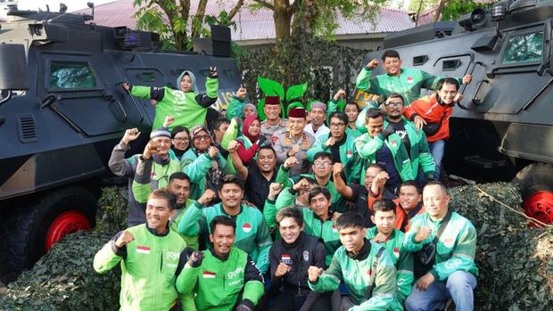 Momen Kapolda Riau Irjen Pol Herry Heryawan berpose bareng mahasiswa dan ojol dekat baracuda, Senin (9/3/2026).