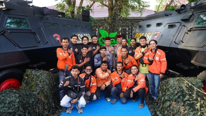 Momen Kapolda Riau Irjen Pol Herry Heryawan berpose bareng mahasiswa dan ojol dekat baracuda, Senin (9/3/2026).