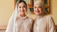 ⁠Kabar bahagia kehamilan Nabilah Rahman Dozan dibagikan Betharia Sonata di Instagram. Akhirnya 4 bulan sudah usia kehamilan anakku. Mama seneng banget. Temen-temen, sahabat-sahabat, fans-fans di mana saja berada doakan ya semoha dia kuat & dilancarkan sampai melahirkan. Terima kasih ya Allah, tulisnya dilihat pada Selasa (10/3/2026). (Foto: dok Instagram official.bethariasonata)