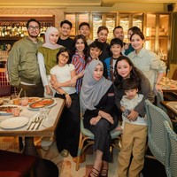 Gaya Nagita Slavina Pakai Kemeja saat Datang Bukber, Harganya di Luar Nurul