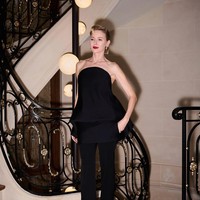 Naomi Watts menampilkan dirinya dengan setelan serupa mini dress yang dipadu celana panjang. Gaya edgy aktris 57 tahun tersebut ditunjang dengan tata rambut sleek dan pulasan lipstik merah. Foto: Instagram