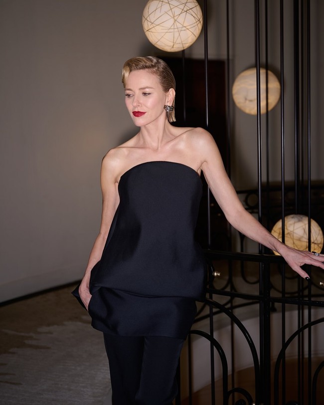 Naomi Watts hadir bersama anaknya, Kai Schreiber, ketika menghadiri pertunjukan Balenciaga Womenswear Fall/Winter 2026 selama Paris Fashion Week pekan lalu. Foto: Instagram