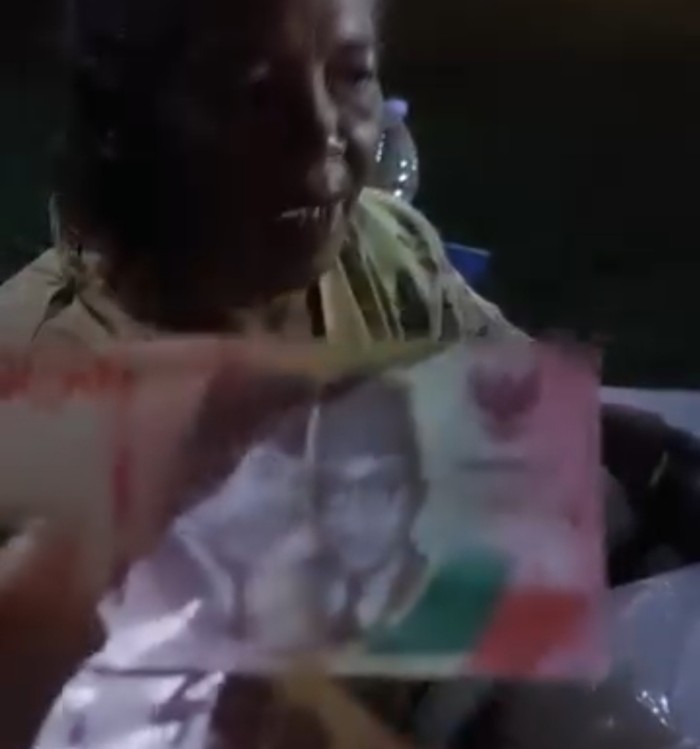 Nenek penjual kerupuk di Blitar ditipu uang mainan