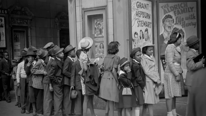 Di sebuah foto yang diambil pada 1941, netizen heboh karena merasa mengenali sebuah objek yang dipegang di tangan seseorang dalam foto tua tersebut.