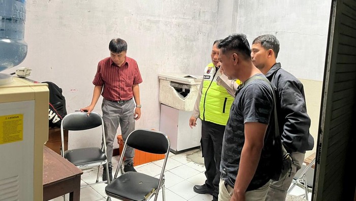 Kantor Pos Cabang Nusukan, Kecamatan Banjarsari, Kota Solo, diduga dibobol maling, pagi tadi. Beruntung brankas berisi uang dalam kondisi aman.