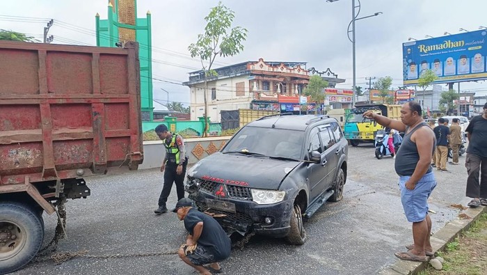 Pajero milik polisi di Muratara tabrak motor dan warung hingga hancur.