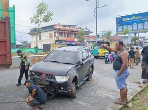 Pajero Milik Polisi Tabrak Pemotor dan Warung di Muratara hingga Hancur