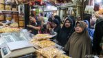 Pasar Jatinegara Dipadati Pembeli Kue Kering Jelang Lebaran