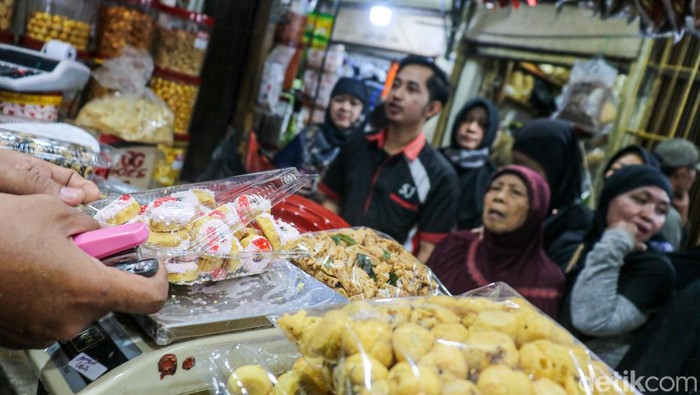 Pasar Jatinegara Dipadati Pembeli Kue Kering Jelang Lebaran