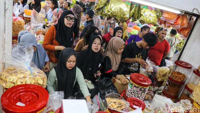 Pasar Jatinegara Dipadati Pembeli Kue Kering Jelang Lebaran